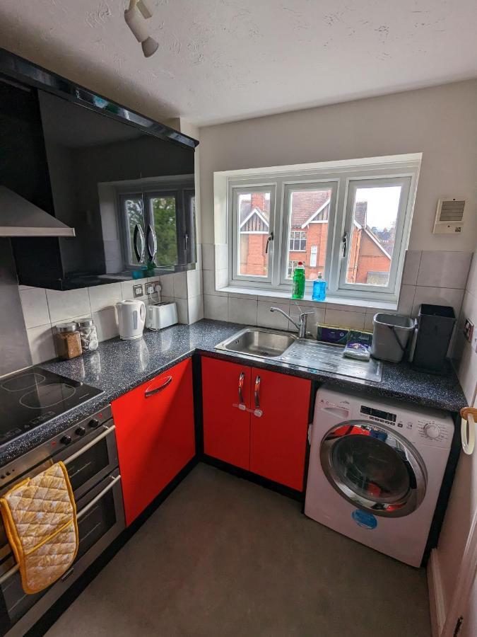 Large Apartment With Parking Guildford Eksteriør bilde