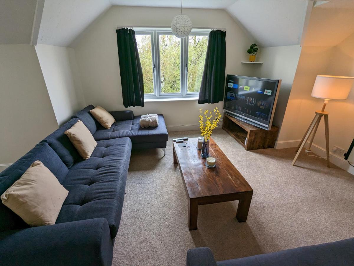 Large Apartment With Parking Guildford Eksteriør bilde