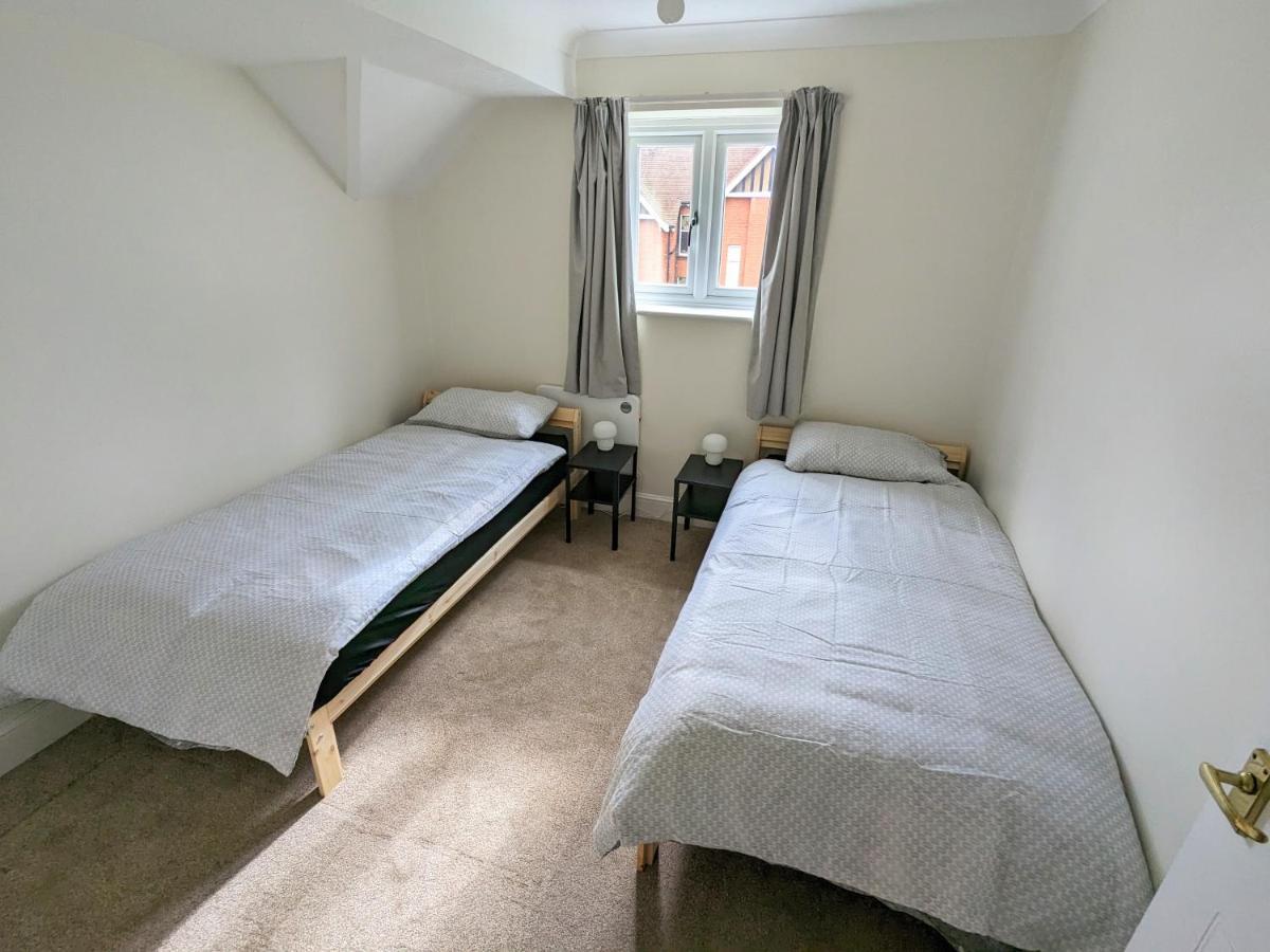 Large Apartment With Parking Guildford Eksteriør bilde