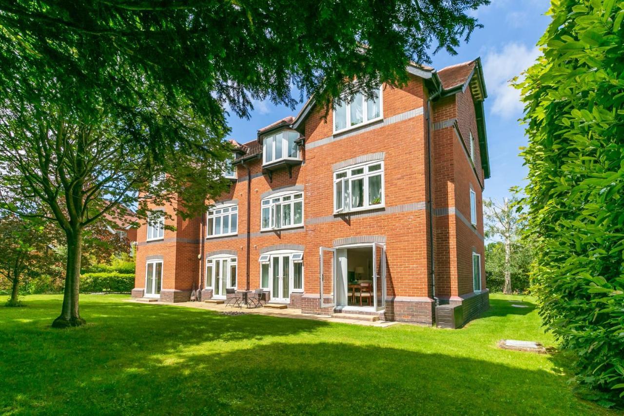 Large Apartment With Parking Guildford Eksteriør bilde